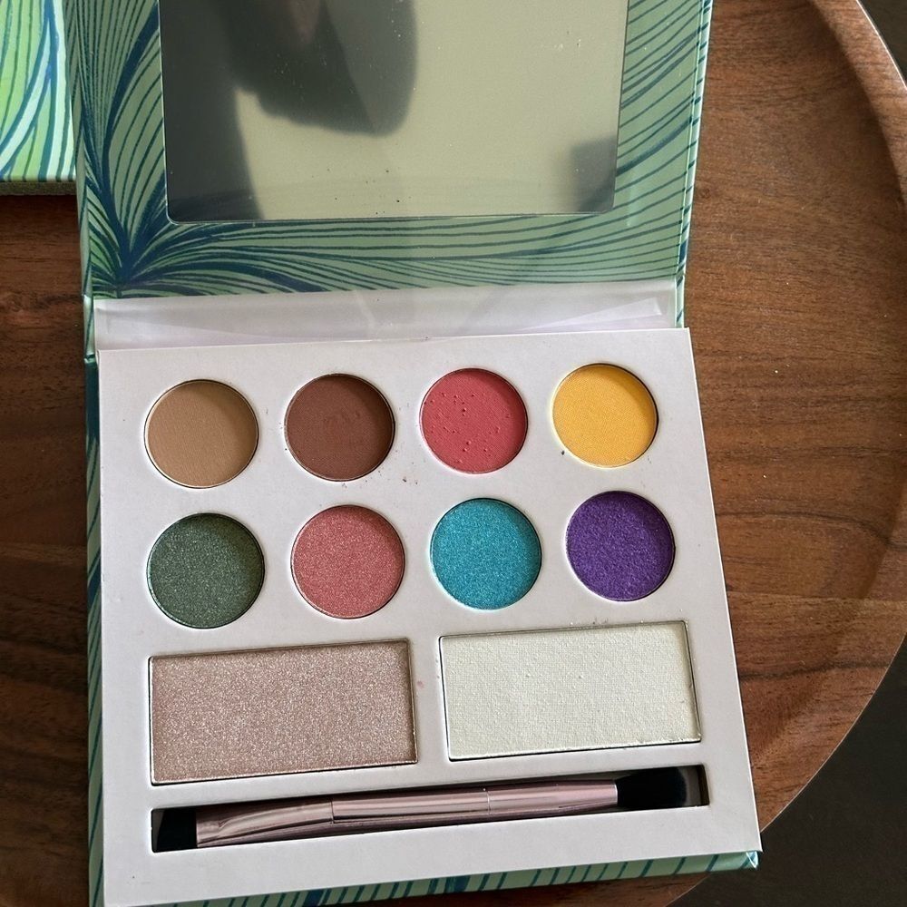 Laura Sanchez MOODS Eyeshadow and Highlighter Palette